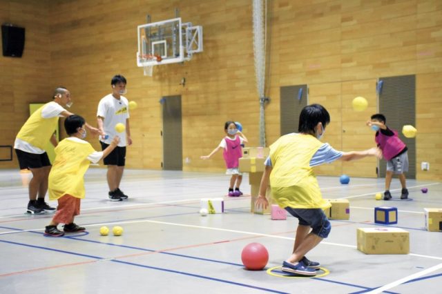 家の中でもできる 親子運動遊び の効用とは 体力だけでなく学力も育む Hugkum はぐくむ