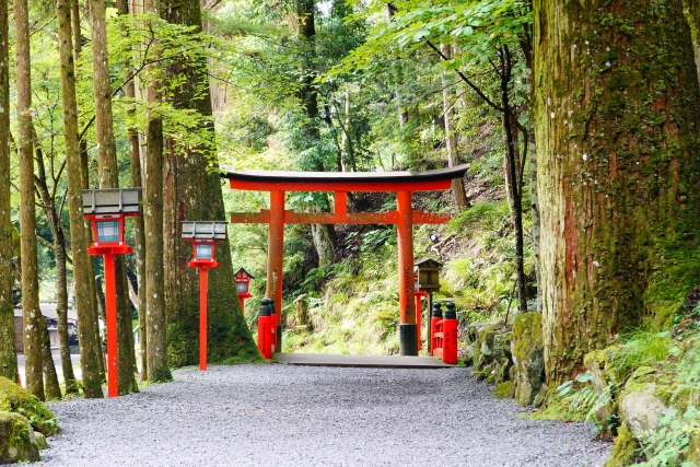 神 が付く苗字 名字 一挙紹介 昔は神に仕えていた 由来や珍しい読み方も Hugkum はぐくむ