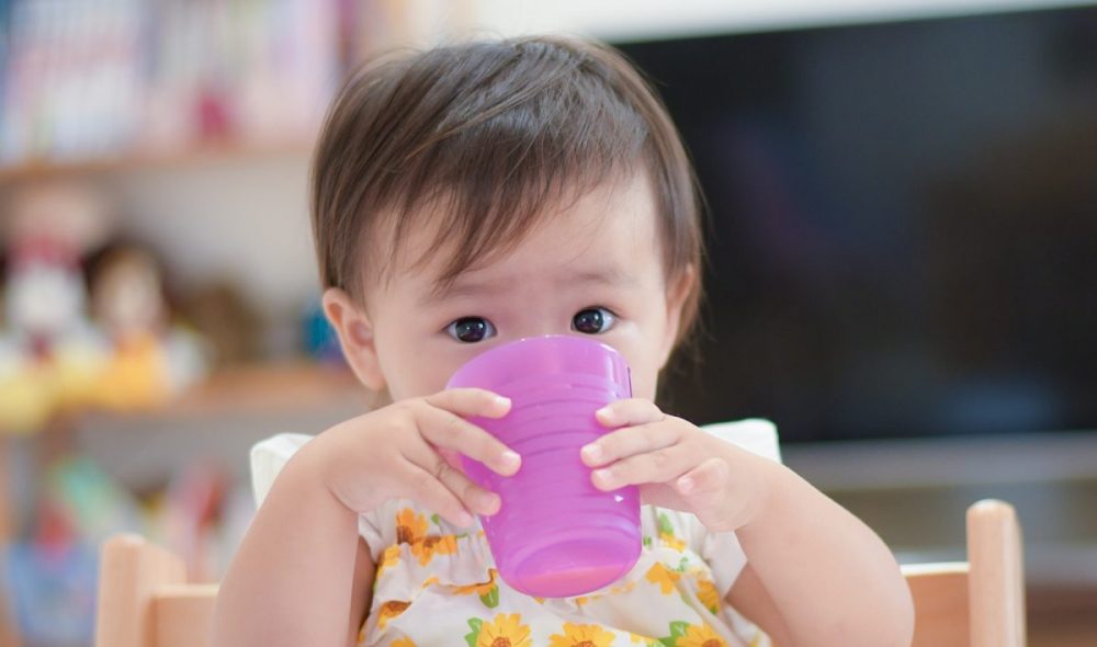 赤ちゃんのコップ飲みの練習方法 始める時期やおすすめコップは Hugkum はぐくむ