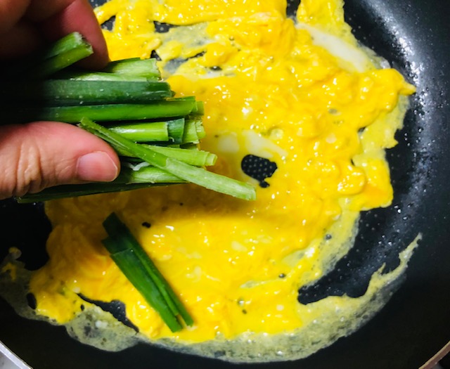 半熟卵に冷凍ニラを入れて軽く炒め、あとは調味するだけ！
