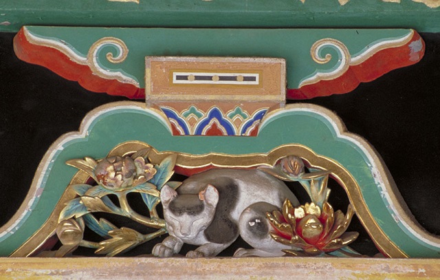 眠り猫。江戸時代初期に活躍した伝説の職人・左甚五郎（ひだりじんごろう）作と伝えられている。全国100箇所近くに甚五郎作と称するものがあるが、実在の人物であることを実証する資料は西光寺（奈良県香芝市）の鳳凰の欄間にあるという。