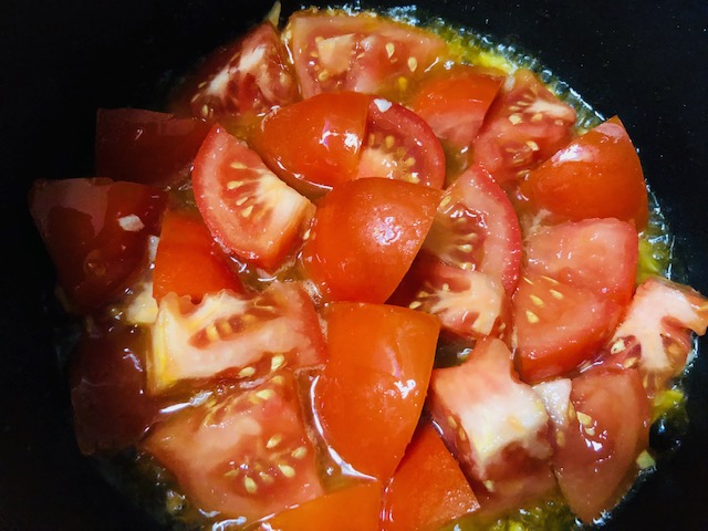 ざく切りトマトをとろみが出るまで煮込みましょう♪