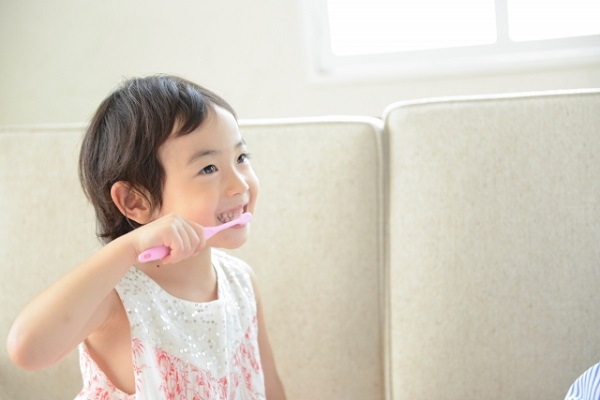 子どもの歯磨き粉ってどう選ぶのが正解？フッ素・キシリトール入りなど選ぶべきポイントやおすすめ歯磨き粉まで