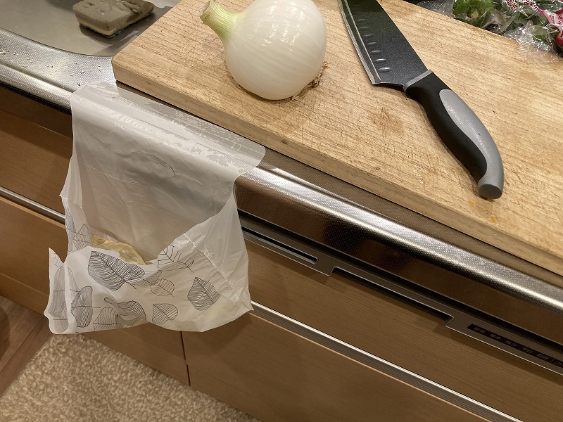 「どこでもペタッとゴミ袋」キッチンにペタッと生ゴミ処理