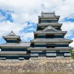 長野県にある国宝「松本城」。黒塗りの威容だけじゃない、歴史や見どころを詳しく解説