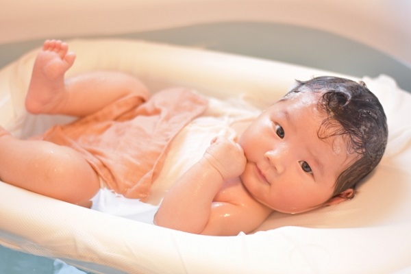 赤ちゃんのお風呂、入れる時間帯・かける時間はどのくらい？