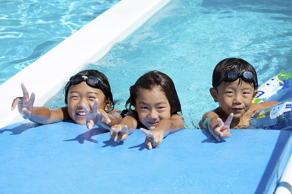 子供の「水いぼ」とは？治療法・プールや水遊びを解説