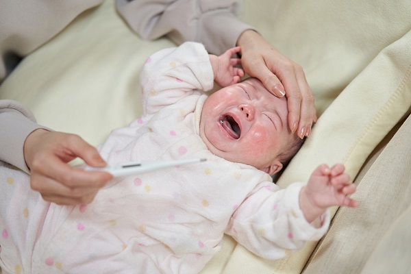 赤ちゃんの初めての熱はいつ？ 発熱の特徴や対処法