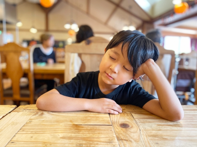 夕飯前にお風呂も入らず寝てしまう息子 そのまま朝まで寝かせてもいい 専門家の先生 教えて Hugkum はぐくむ 夕飯前にお風呂も入らず寝てしまう息子 そのまま朝まで寝かせてもいい 専門家の先生 教えて Hugkum はぐくむ