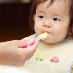 【助産師監修】赤ちゃんが小食になる原因と対策│食べ方や目安量、イライラしない秘訣は