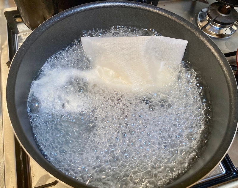 鍋で沸騰させたお湯に袋を入れて15分から20分湯炊きします