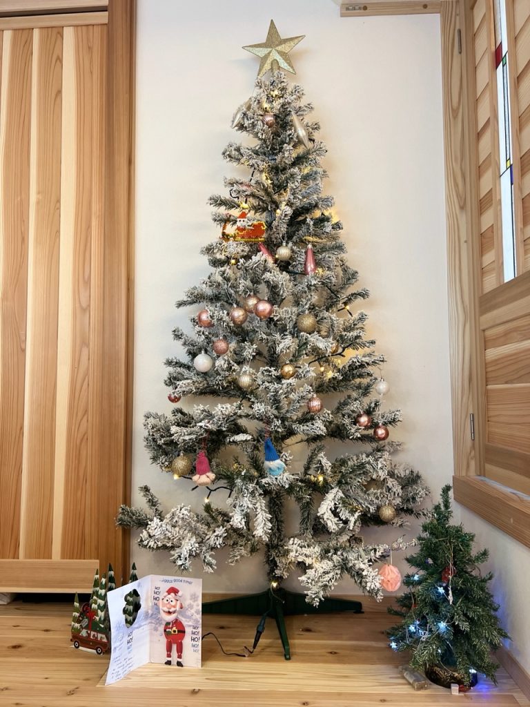 ニトリ】クリスマスツリーが半分！？省スペースでも迫力満点の「ハーフ