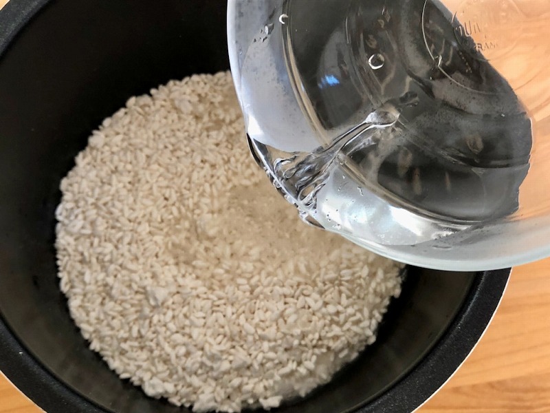 炊飯器の内釜に米麹を入れ、65度のお湯を注ぐ