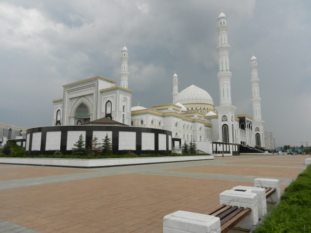 ハズレット・スルタン・モスク。2012年に完成。高さ77メートルのミナレット(尖塔)が4本、礼拝者５千人を収容できる広さを誇る。