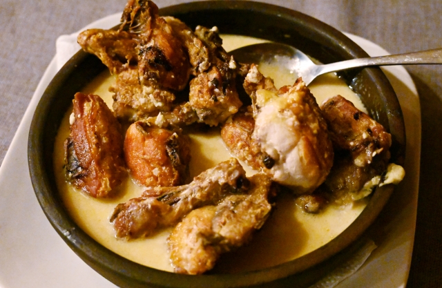 鶏肉がたっぷり入ったジョージアの伝統料理「シュクメリル」