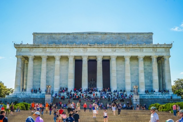 リンカーン記念堂（アメリカ合衆国・ワシントンD.C.）。首都のナショナル・モール西端に位置し、ギリシャのドーリア式で造られた（1915年着工、1922年建立）。1963年に公民権運動「ワシントン大行進」があり、M.R.キングの有名な演説が記念堂前で行われている。
