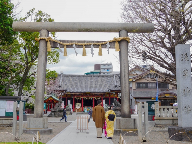 浅草神社（東京都台東区）。社殿は本殿・幣殿・拝殿からなる権現造り。
