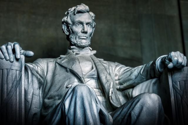 リンカーン大統領坐像（リンカーン記念堂内）。愁いを帯びた眼差しのリンカーンは「あごひげ」が印象的だが、若い頃の彼は鬚（ひげ）を伸ばしていない。1860年の大統領選挙目前に「あごひげを生やしたほうがいい」という手紙を11歳の少女から貰ったのがきっかけだとか。