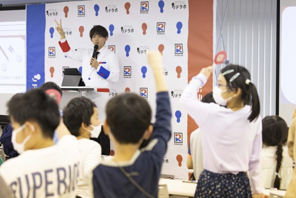 体験授業では松丸さんが講師を務め、子どもたちも大盛り上がり！