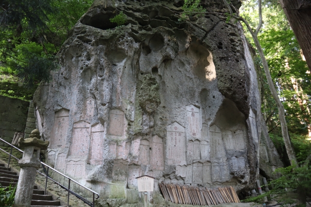長い年月のうちに岸壁の凝灰岩が削られ、阿弥陀如来の姿を造りだしたといわれる「弥陀洞」。その姿が1丈6尺（4.8m）あることから「丈六（じょうろく）の阿弥陀」とも呼ばれる。