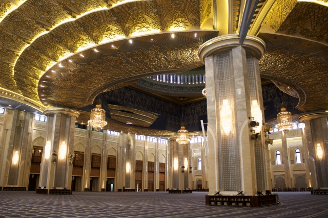 首都クウェートにあるグランドモスクの内部。世界７大モスクのひとつと謳われる。