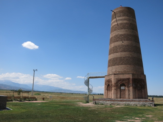 バラサグン遺跡のブラナの塔はキルギスを代表する世界遺産。塔はミナレット（イスラムの宗教儀礼の施設）として建てられたと言われているが、詳細はわかっていない。