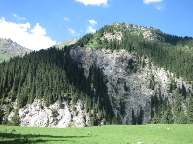 アルティンアラシャンの山岳風景。「中央アジアのスイス」との異名もうなずける