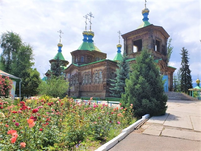 カラコルにあるロシア正教の聖三位一体教会は木造建築。1872年に石造にて建築されるも地震倒壊を経て、1895年木造建築の教会として再建された。