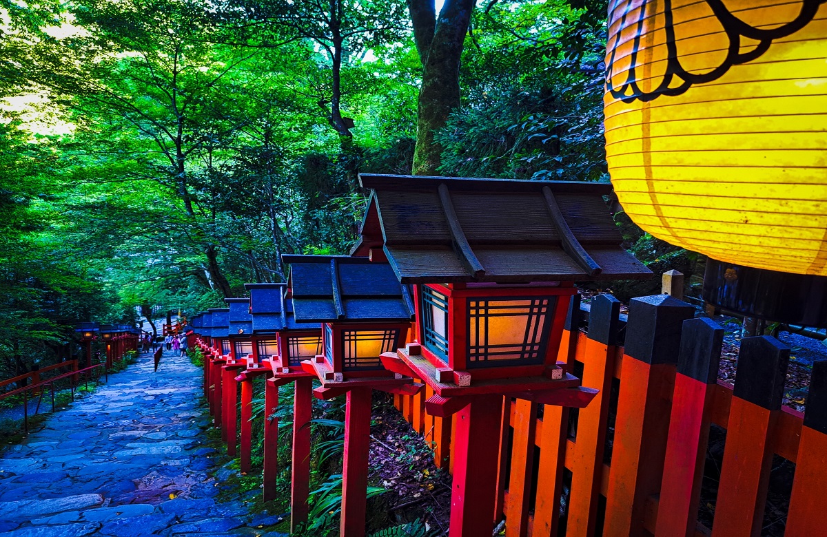 鮮やかな鳥居と石段で名高い貴船神社の参道