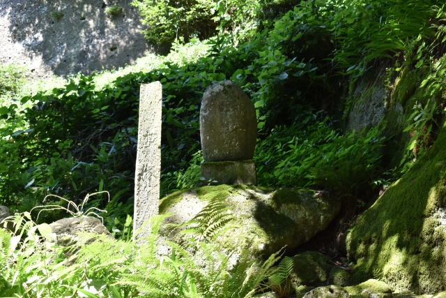 芭蕉の句をしたためた短冊を納めた「せみ塚」。芭蕉が山寺を訪ねた62年後の1751年に、山形県の俳人壷中（こちゅう）らが建立。