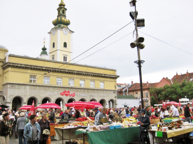 首都ザグレブのドラツ市場は多くの人で賑わう