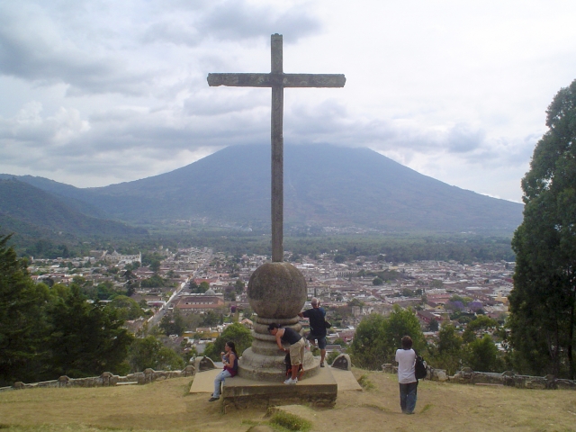 十字架の丘から見下ろすアンティグアの市街。正面は「アンティグアの富士山」とも呼ばれるアグア火山