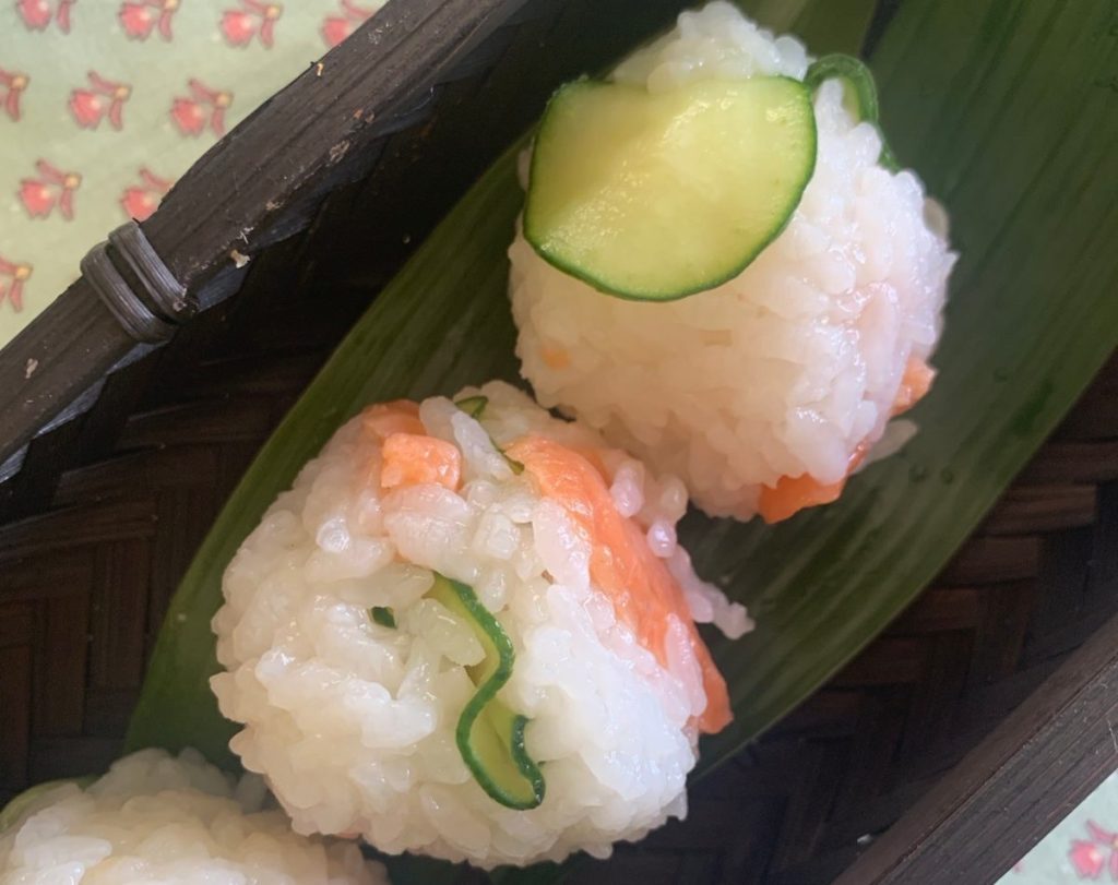 サーモンときゅうりの酢飯おにぎり。スモークサーモンを使った変わり鮭おにぎり