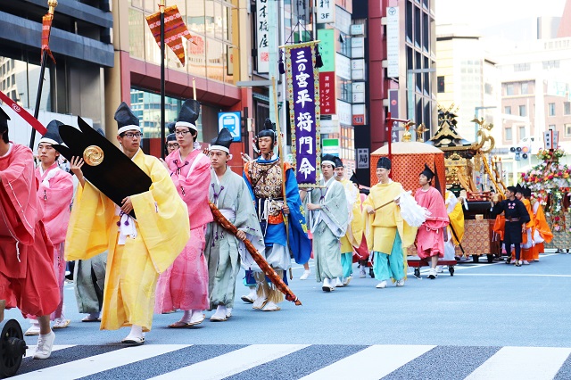 神田や日本橋など氏子108町会を約30キロにわたって巡行する神幸祭。日本橋で附け祭と合流し、数千人規模の大行列となる
