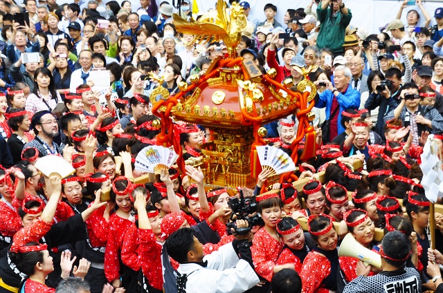 1977年（昭和52年）にその歴史をさかのぼる「女神輿」は須田町中部町会のもの。粋な女性たちの掛け声は祭りの華