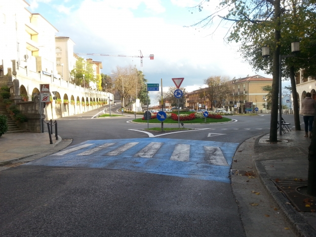 サン・マリノの横断歩道は国旗と同じ青と白。