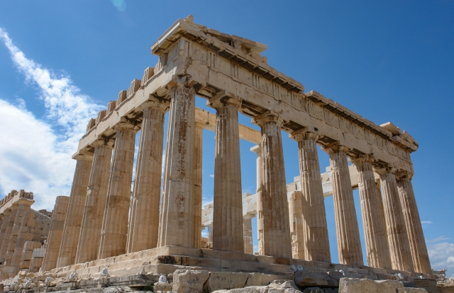 アテネの中心部アクロポリスに残るパルテノン神殿。アテネの守護神女神アテナを祀る神殿で、ペルシア戦争の勝利後、ペリクレスの命により整えられた。ドーリア式建築の列柱や彫刻などギリシア文化の宝庫ともいえる遺産。
