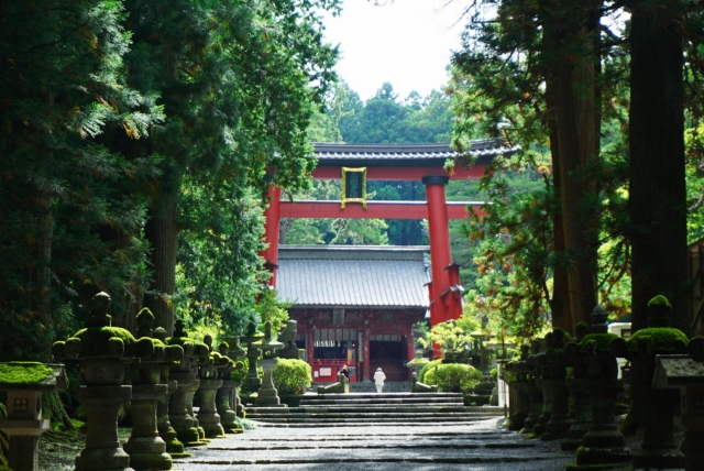 富士山吉田口登山道の起点となる、北口本宮冨士浅間神社。毎年7月1日に「お山開き」が、8月末には「お山じまい」の祭りが行われる。