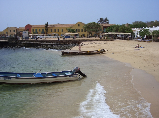 セネガル共和国「ゴレ島」。西アフリカ、サハラ砂漠西南端に位置する。首都のダカールはかつての「パリ・ダカ」と呼ばれたラリーの終着点として知られる。ゴレ島はダカールの沖合い約3㎞に浮かぶ島で、セネガルで最古のイスラム教のモスクも残る。公用語は仏語。