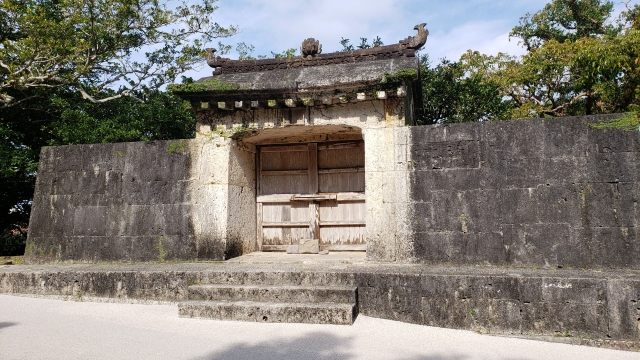 1519年に築かれた園比屋武御嶽石門。木の扉以外は琉球石灰岩で作られている。国王の外出時に道中の安全を祈願するほか、最高神女の聞得大君の即位式にも使用された。