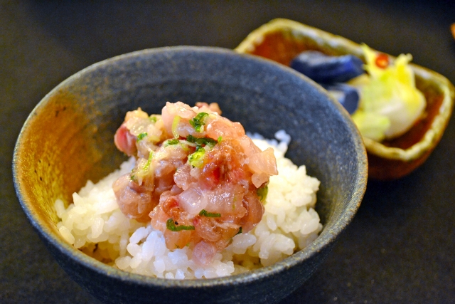 揺れる船上で作った漁師飯【なめろう】は、混ぜるだけで簡単