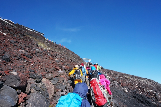 富士山の山開きでは登山行列ができるときも