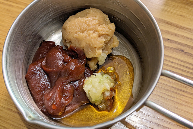 材料を混ぜ合わせて、一晩ねかせます。