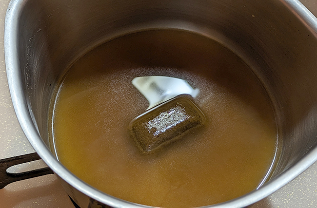 お湯溶きカレーを作ります。