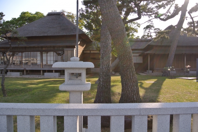 旧伊藤博文金沢別邸（神奈川県横浜市金沢区）。初代総理大臣を務めた伊藤博文が、1898（明治31）年、風光明媚（ふうこうめいび）な地として好んでいた金沢に建てた別荘。茅葺寄棟（かやぶきよせむね）屋根の家で、大正天皇や韓国皇太子も訪れている。無料で公開。