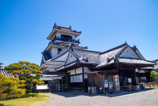 高知城「天守」と「本丸御殿（手前）」（高知市）。天守に隣接して造られた本丸御殿は、完全な形で現存する。「懐徳館（かいとくかん）」とも呼ばれ、藩主の御座所や物見窓など内部も見どころ満載だ。名古屋城もそうだったのだが、先の大戦の空襲で焼失している。