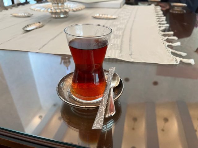 グラスに特徴があるお茶。お砂糖を入れるのが、トルコスタイル。