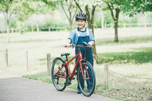 ことちゃんが自転車と並んでいる写真
