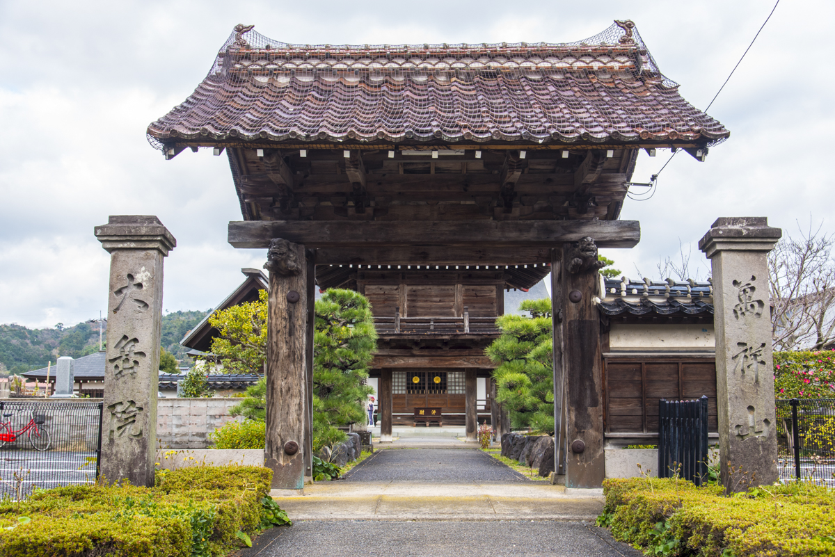 鳥取県にある大岳院には「南総里見八犬伝」のモデルとなった里見安房守忠義と8人の家臣が葬られている