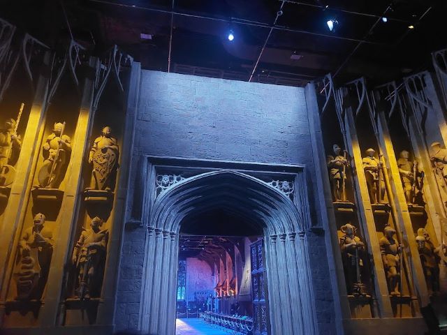入口の「ホグワーツの大広間」へ続く重厚な扉へ一歩踏み入れると……そこはもうハリーたちがいる魔法の世界。